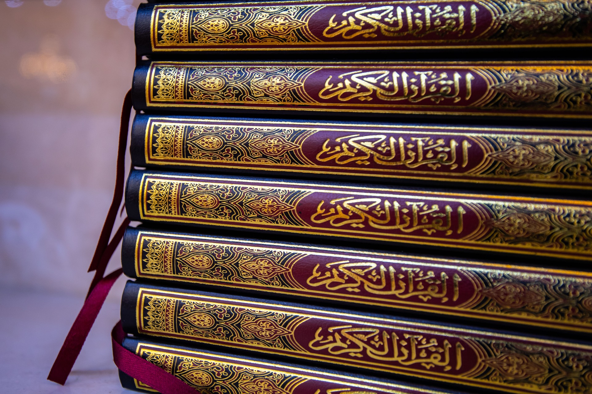 Gestapelte Koran-Exemplare